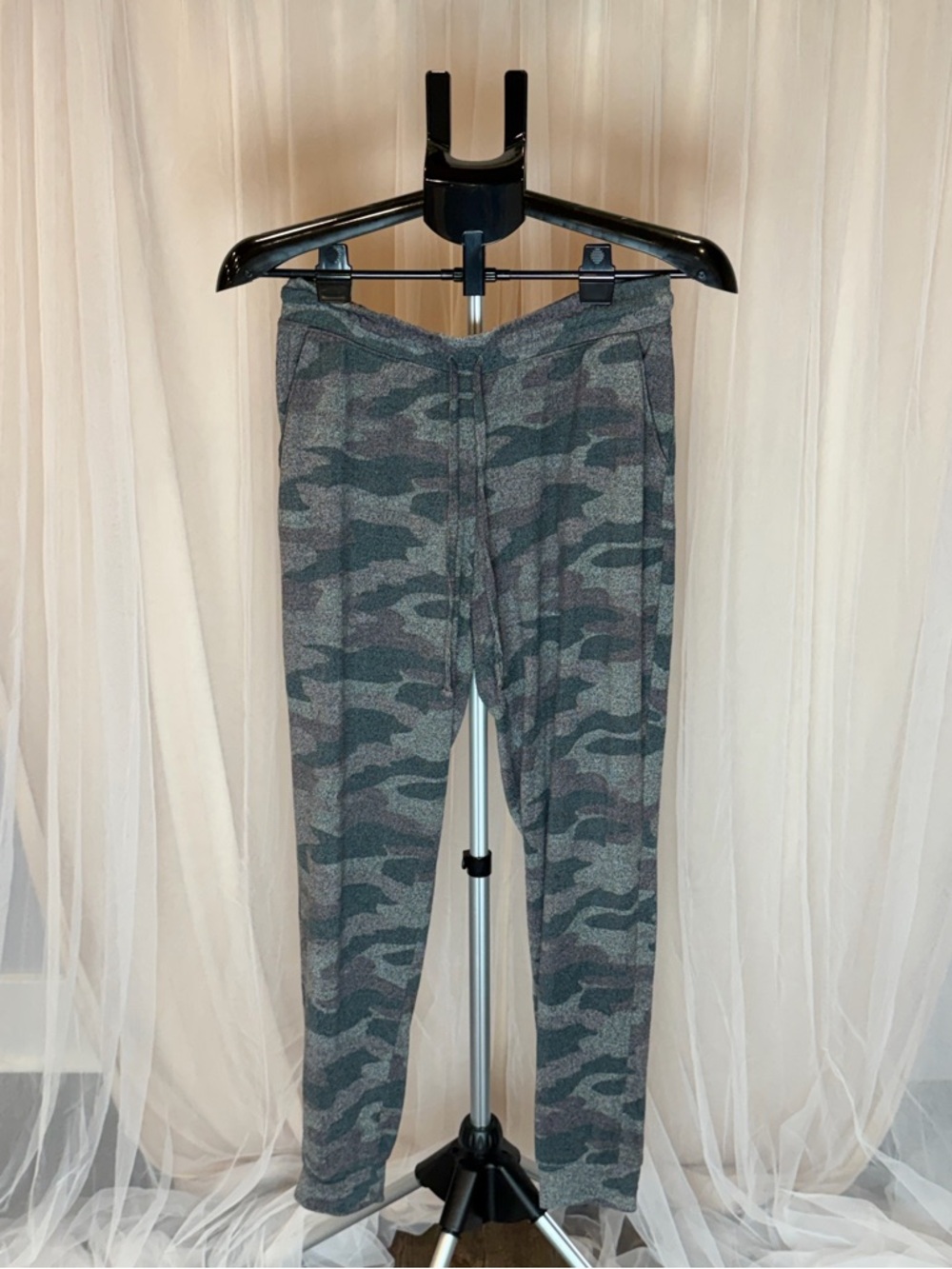 🖤 Maurices Camo Joggers/Sweatpants – Size M Regular – Soft Stretch Lounge Pants
